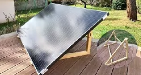 Illustration d'un panneau photovoltaïque posé sur une terrasse, sur un support en bois